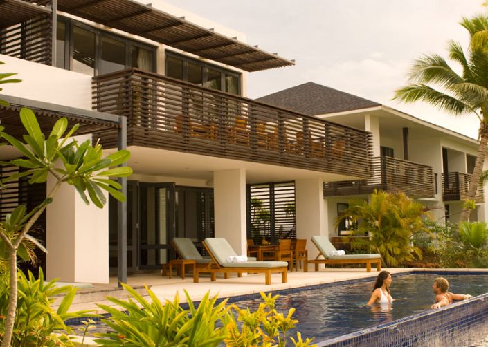 Hilton Fiji Beach Resort & Spa – Couple in pool Hilton Fiji Beach Resort & Spa - Couple in pool