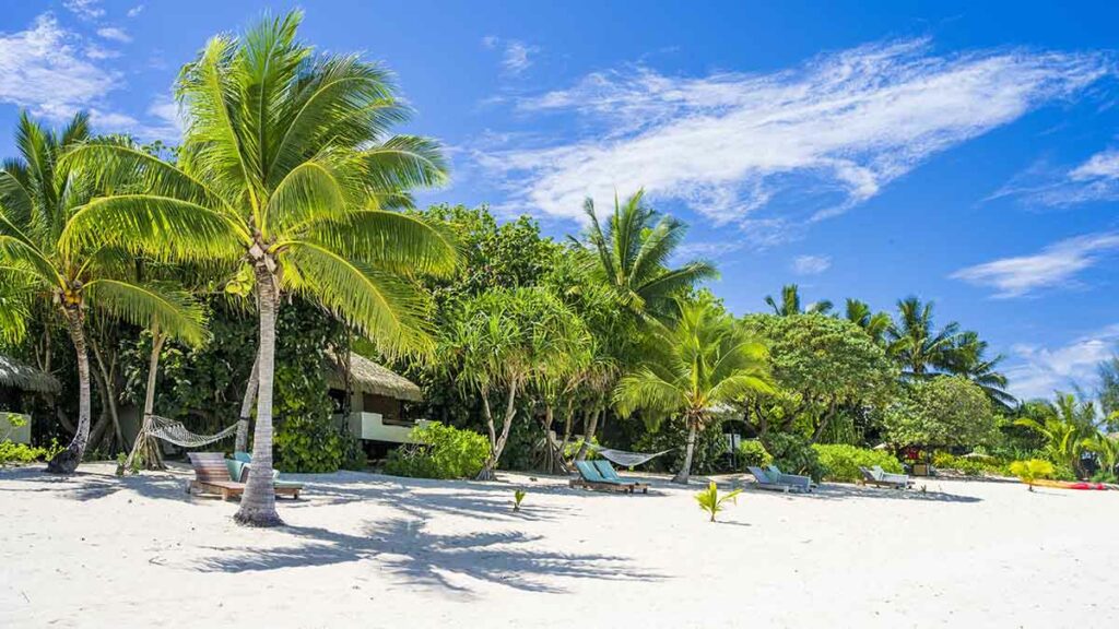 Pacific Resort Aitutaki - Luxury Cook Islands - Bungalows on the beach