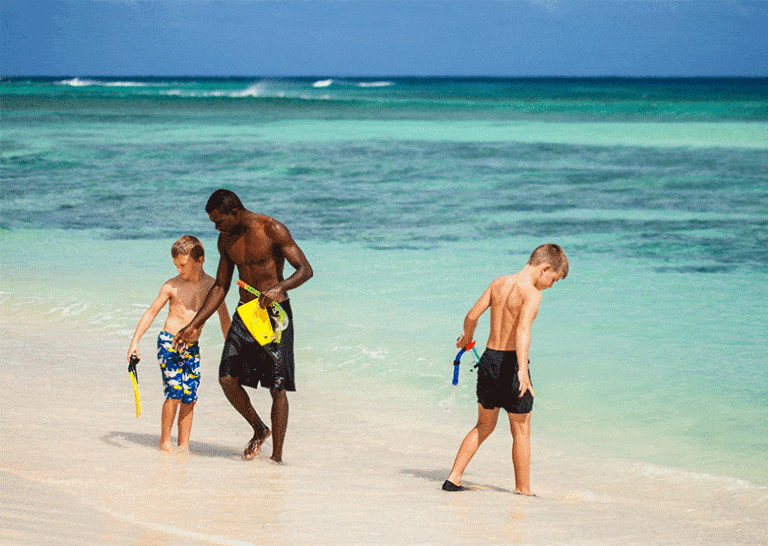 Aquana Beach Resort - Family Resort Vanuatu - activity - kids on the beach