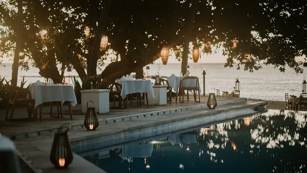 Yasawa Island Resort & Spa Fiji Yasawa Island Resort & Spa Fiji - Dining near swimming pool