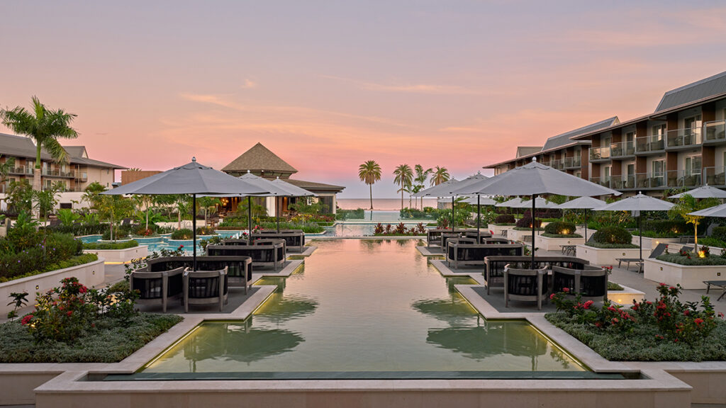 Crowne Plaza Fiji Nadi Bay Resort & Spa - pool sunrise