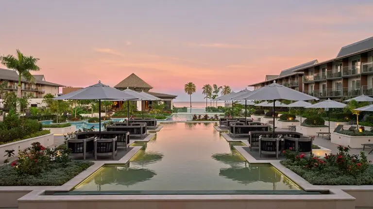 Crowne Plaza Fiji Nadi Bay Resort & Spa - pool sunrise