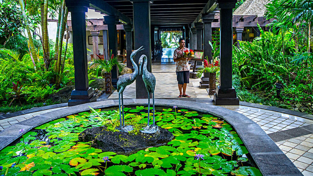 Pacific Resort Aitutaki Entrance (David Kirkland Photography)