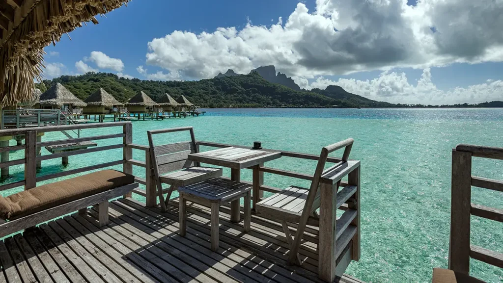InterContinental Bora Bora Le Moana Resort Tahiti - Overwater Bungalow Mountain View ©RomeoBalancourt 