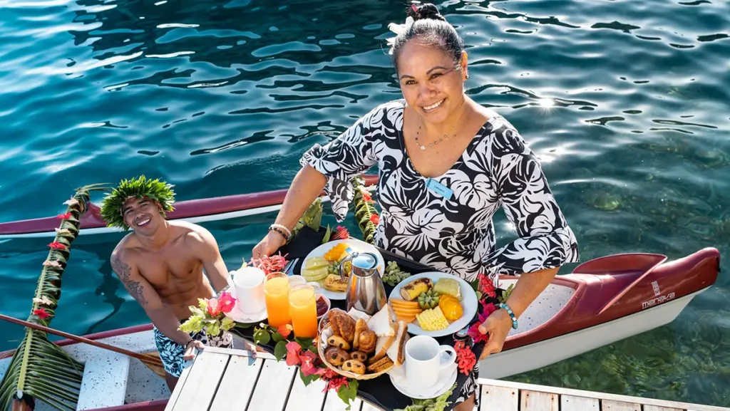 Manava Beach Resort & Spa - Moorea Tahiti - breakfast canoe