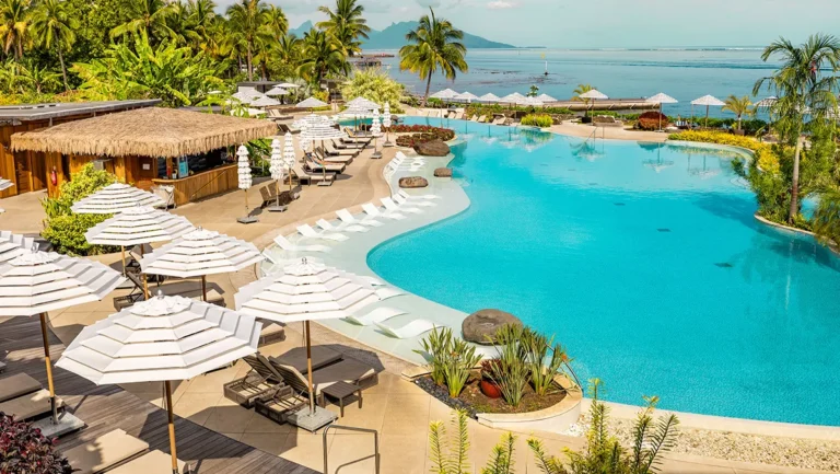 Hilton Hotel Tahiti - hotel pool hero @Stingray studio