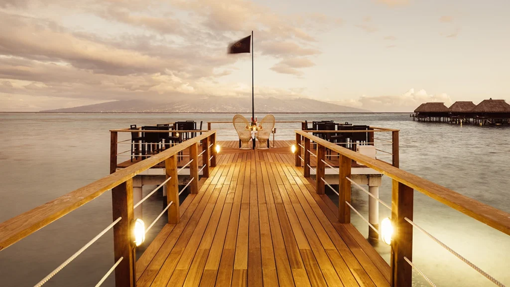 Sofitel Kia Ora Moorea Beach Resort Tahiti -pontoon romantic dinner ©gregoirelebacon