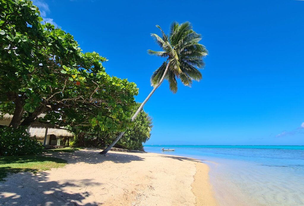 Island Escapes Villa Meheana Moorea island beach1 Copie
