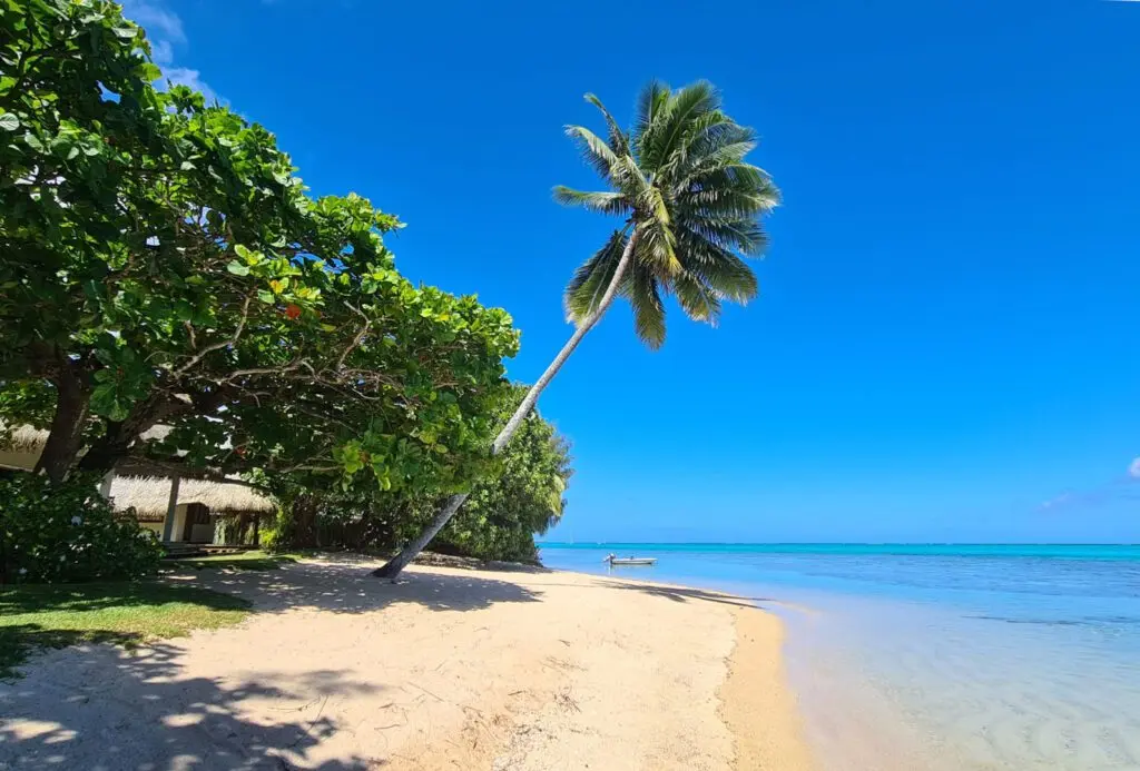 Island Escapes Villa Meheana Moorea island beach1 Copie