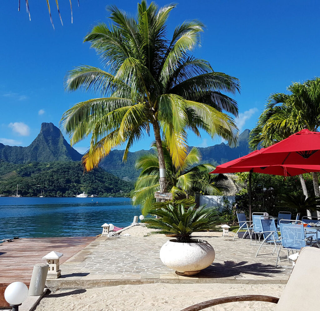 Island Escapes Villa Oramarama Moorea island vue montagne percee moorea